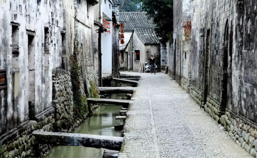 面临加薪，是选择跳槽还是留下？游戏画面